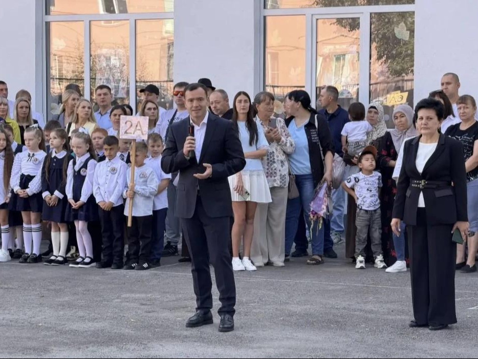 Евгений Смолянинов побывал на торжественных линейках в День знаний.