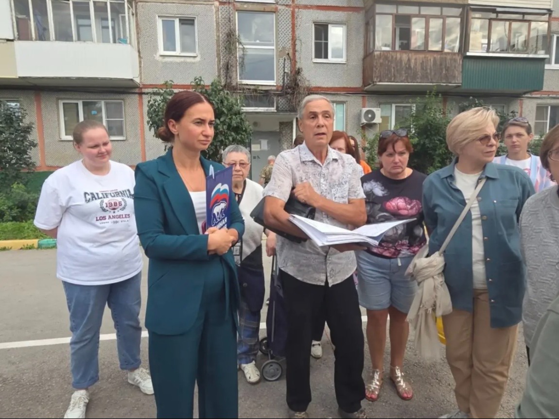 Дарья Герасимова и Елена Симонова встретились с жителями округа.