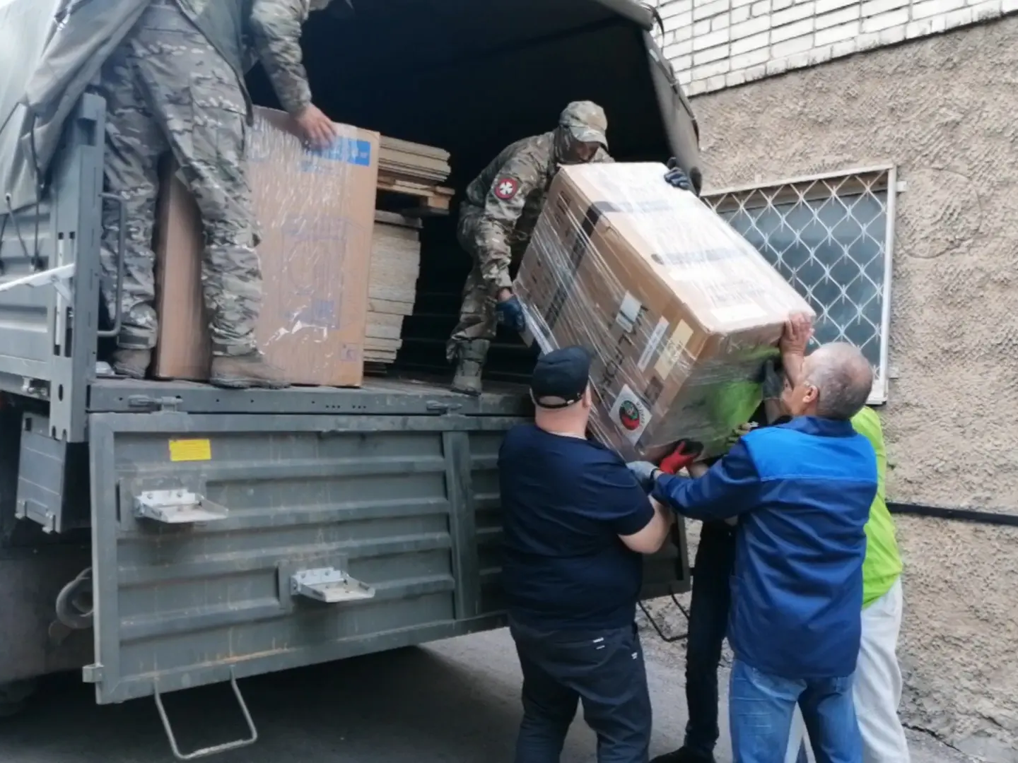 Алексей Эрк и депутаты Тульской городской Думы передали дополнительную помощь военнослужащим.