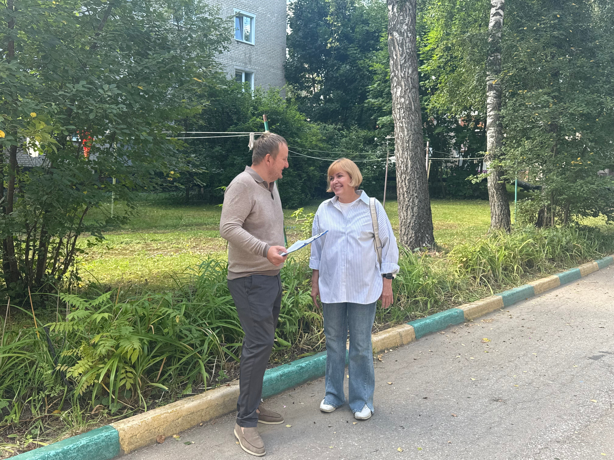 Депутаты гордумы проводят встречи во дворах.