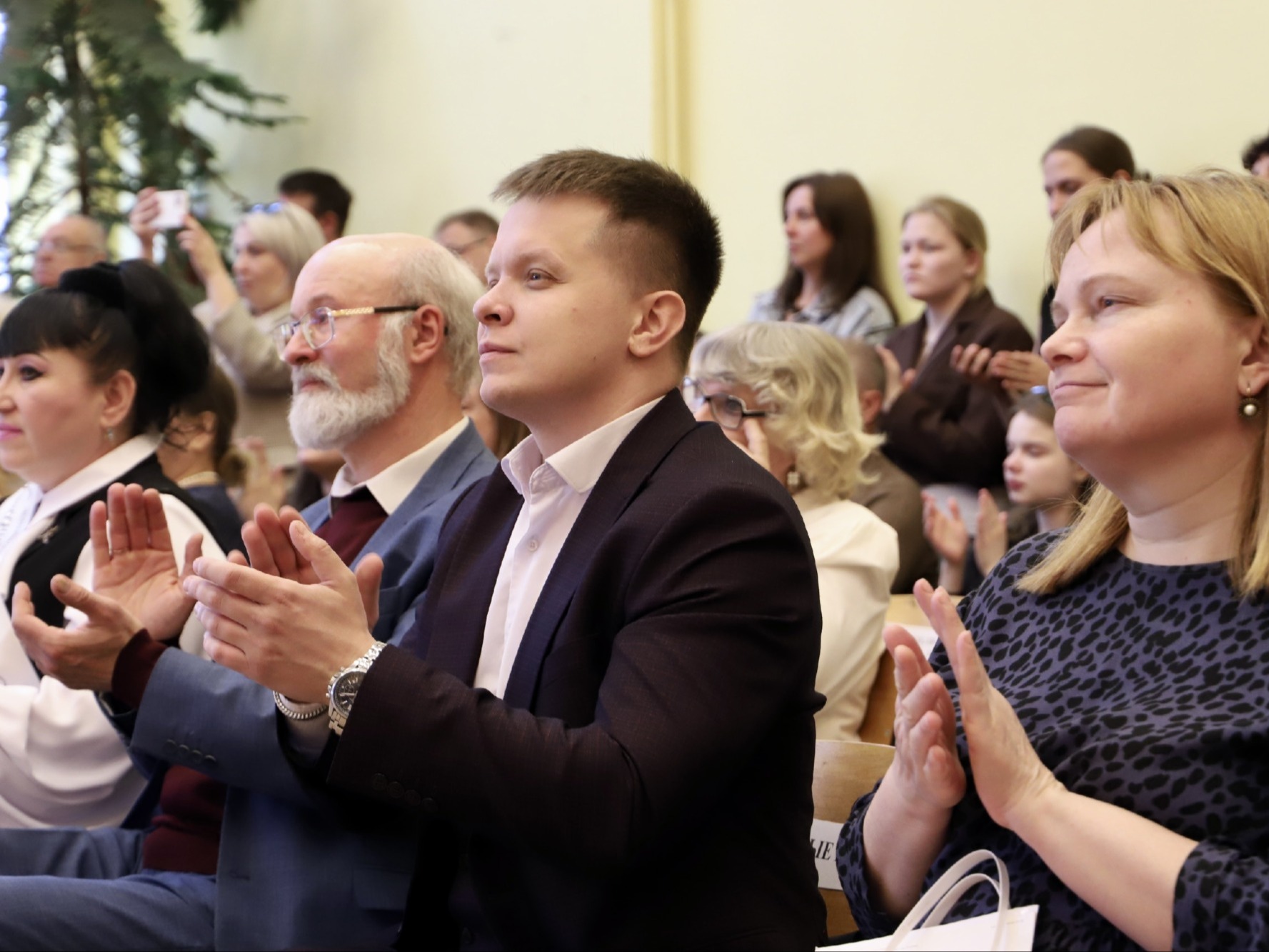 Александр Маринков и Владимир Тимаков поздравили выпускников с праздником Последнего звонка.