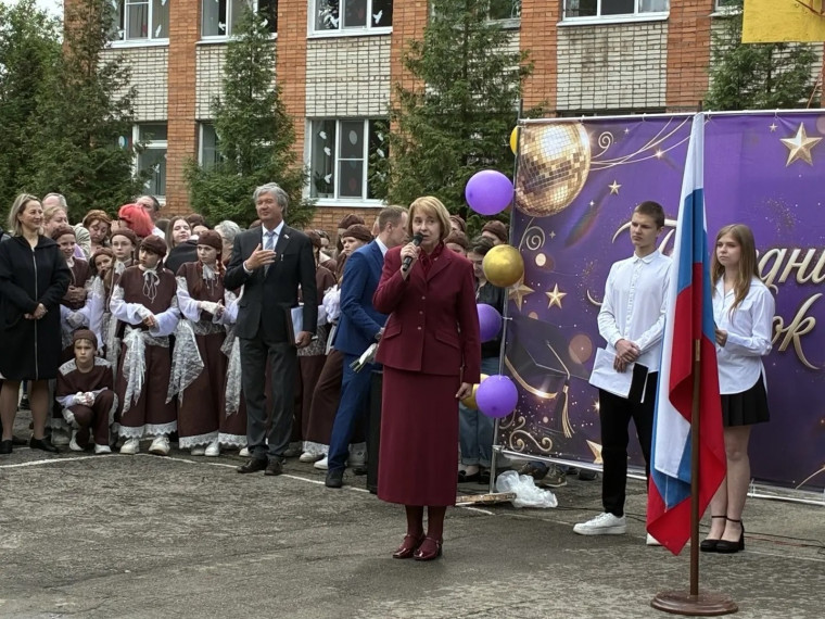 Ирина Рублевская пожелала выпускникам найти свое призвание и верить в себя.