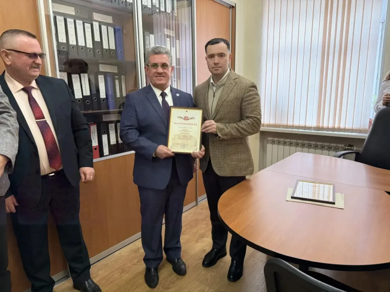 Депутаты Тульской городской Думы вручили Благодарности руководителям охранных организаций.