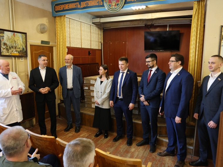 Алексей Эрк и депутаты гордумы передали госпиталю дополнительное оборудование.