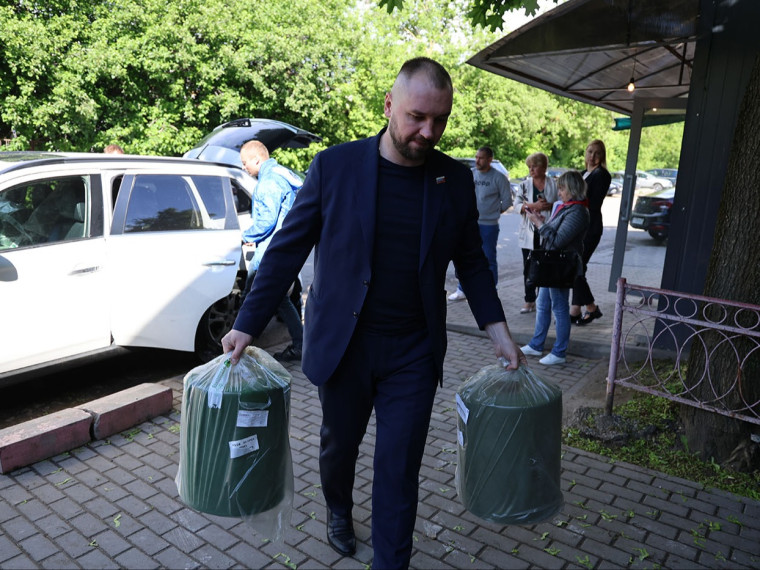 Алексей Эрк и депутаты гордумы передали материалы для плетения сетей волонтерам.