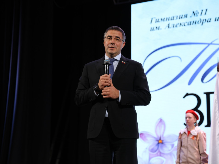 Алексей Эрк поздравил выпускников гимназии № 11 с праздником Последнего звонка.
