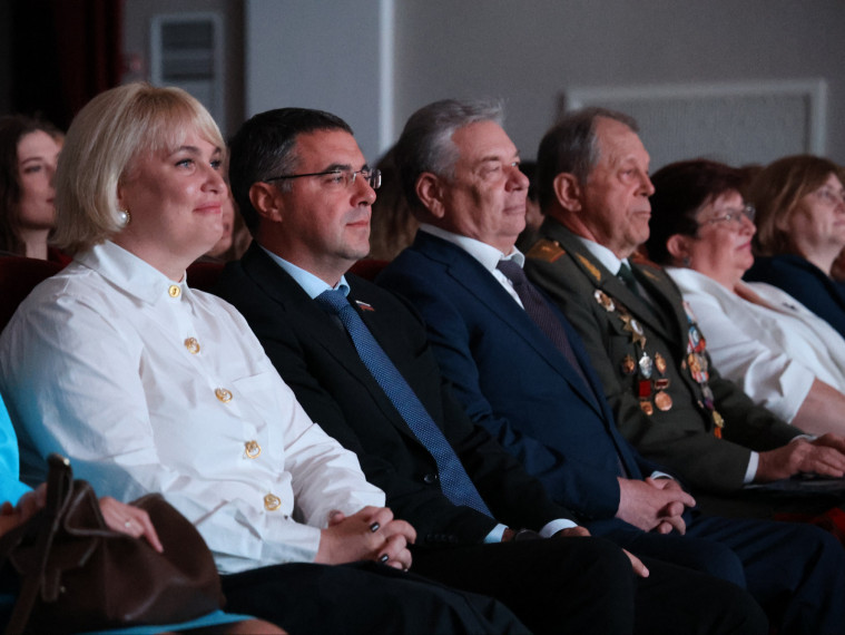 Алексей Эрк поздравил выпускников гимназии № 11 с праздником Последнего звонка.
