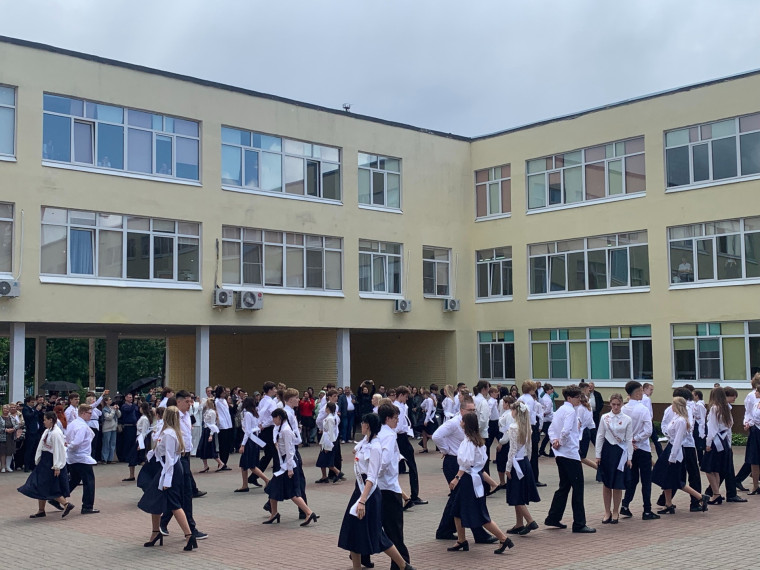 Анастасия Дементьева поздравила выпускников с праздником Последнего звонка.