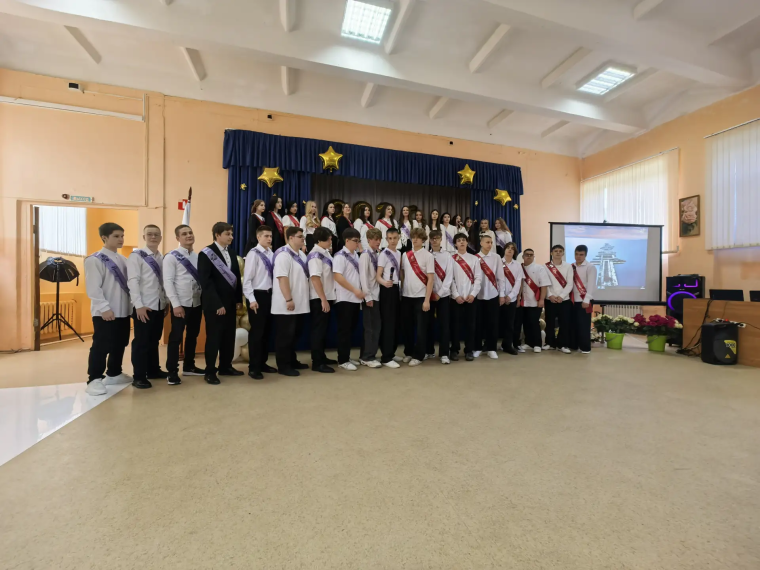 Борис Воловатов поздравил выпускников с праздником Последнего звонка.