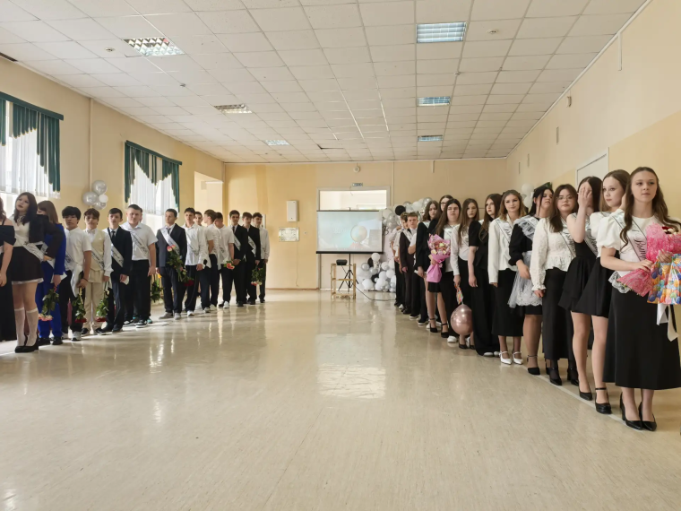 Борис Воловатов поздравил выпускников с праздником Последнего звонка.