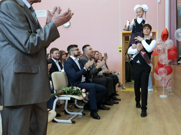 Павел Астафьев и Артем Селиверстов побывали на празднике Последнего звонка в центре образования № 4.