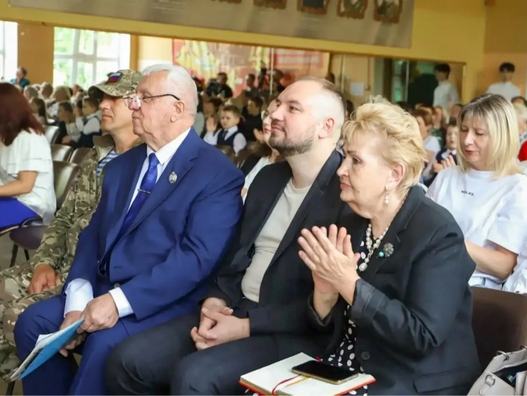 Никита Бурвиков поздравил выпускников центра образования № 17.
