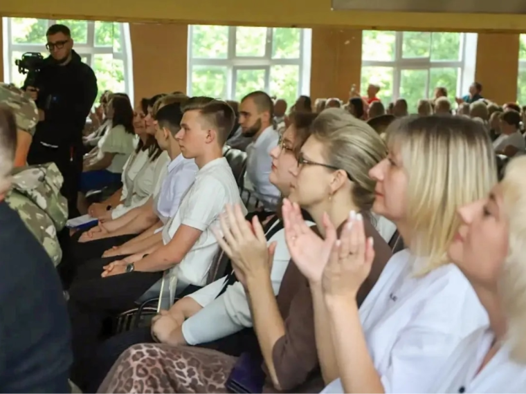 Никита Бурвиков поздравил выпускников центра образования № 17.