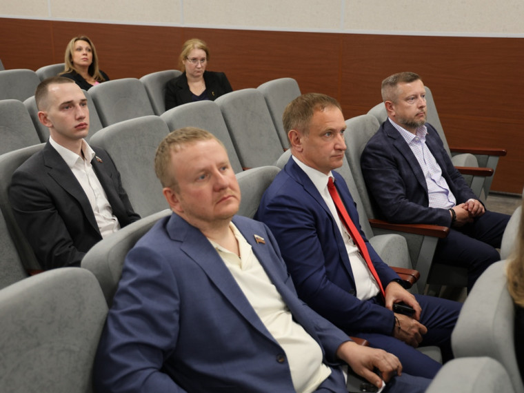 Служебным автомобилям Почты России предоставили право бесплатной парковки.