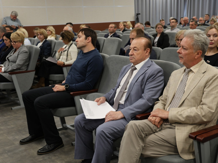 Служебным автомобилям Почты России предоставили право бесплатной парковки.