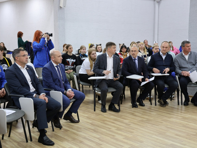 Алексей Эрк приветствовал участников конкурса профмастерства среди студентов-медиков.